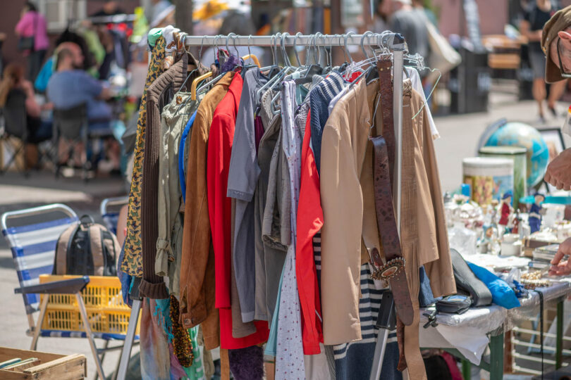 Flohmarkt am Parkplatz des ADLER Modemarkt Halstenbek bei Hamburg