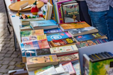 Trödelmarkt in den Markthallen in Krefeld