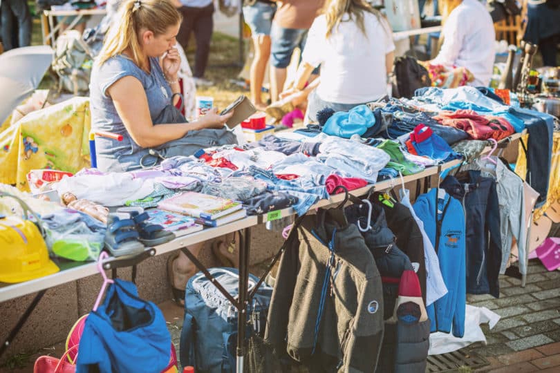 Haustür-Flohmarkt im Siedlungsgebiet Am Haselberg in Mainstockheim