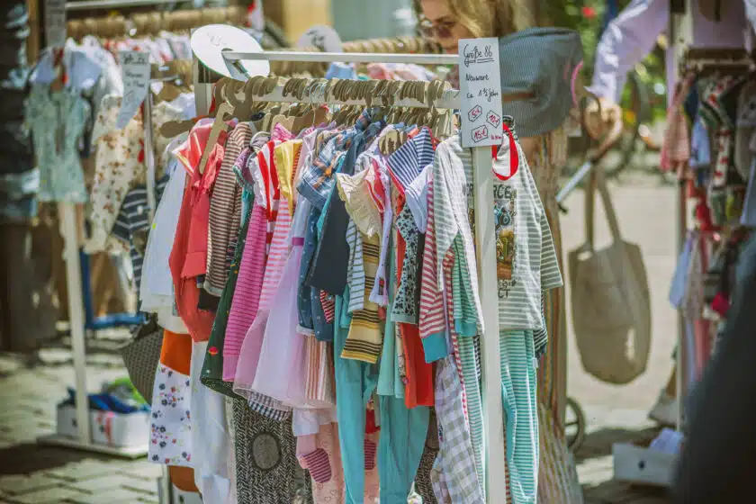 Kinderflohmarkt nach Kaufhausprinzip beim Kindermarktplatz in Berlin Neukölln